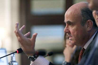 El ministro de Economía, Luis de Guindos, en las jornadas celebradas por Unespa.