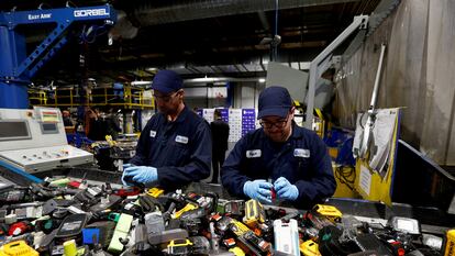 Trabajadores en una planta de reciclaje de baterías de litio, en Ontario (Canadá).