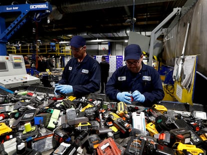 Trabajadores en una planta de reciclaje de baterías de litio, en Ontario (Canadá).