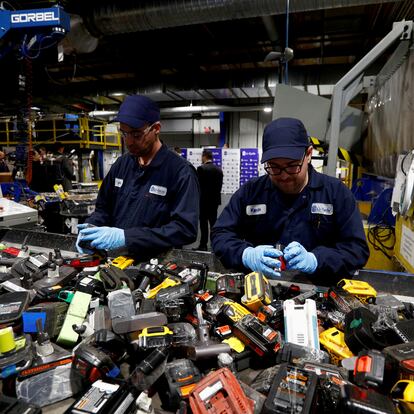 Trabajadores en una planta de reciclaje de baterías de litio, en Ontario (Canadá).