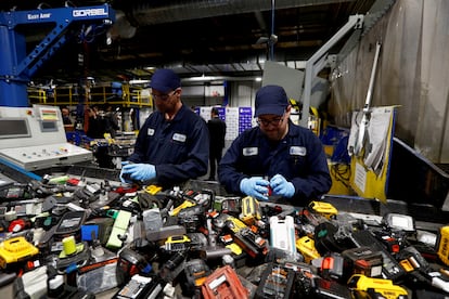 Trabajadores en una planta de reciclaje de baterías de litio, en Ontario (Canadá).