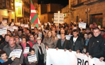 Vecinos de los municipios de La Rioja Alavesa se manifiestan el 16 de noviembre frente al Ayuntamiento de Oy&oacute;n (&Aacute;lava).
 