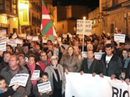 Vecinos de los municipios de La Rioja Alavesa se manifiestan el 16 de noviembre frente al Ayuntamiento de Oy&oacute;n (&Aacute;lava).
 