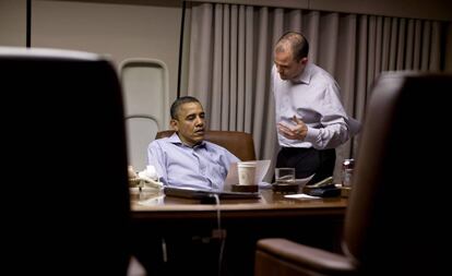 Obama prepara un discurso en el avión presidencial, rumbo a Afganistán, junto a Ben Rhodes (2012). 