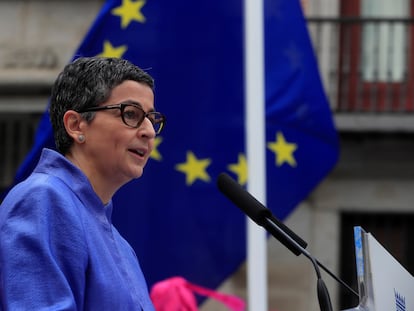 Arancha González Laya interviene en un acto del Día de Europa, el 9 de mayo en la Plaza de la Villa de Madrid.