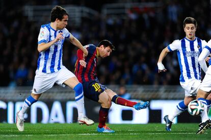 Messi dispara ante Mikel González y Gaztañaga para marcar el 0-1.