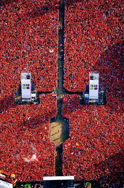 Miles de personas se agolpan en la Plaza del Museo en Amsterdam para seguir el partido en pantallas gigantes.