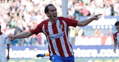 Diego Godín celebra el primer gol del Atlético.