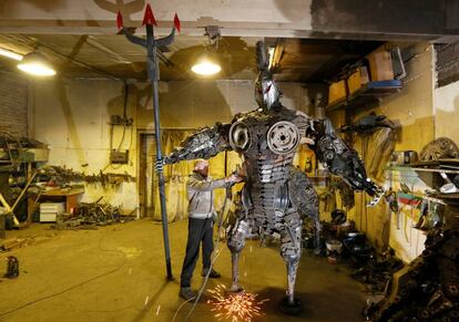 El mecánico y soldador Sergei Kulagin trabaja en la escultura "Centaurus", fabricada con componentes de automóviles usados, dentro de un taller de reparación de automóviles en la ciudad siberiana de Divnogorsk (Rusia).