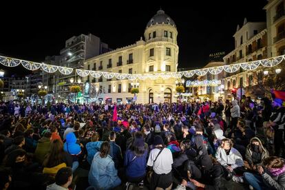 Cientos de manifestantes se han concentrado en el centro de Granada contra el ascenso de Vox. La concentración se origino nacio a través de las redes sociales.