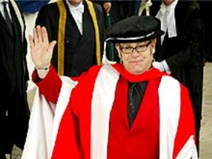 Elton John, tras recibir el doctorado.