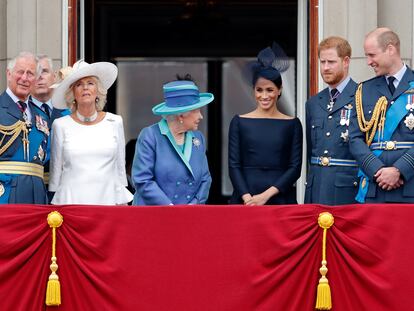 Carlos, Andrés (en segundo término), Camila, Isabel II, Meghan Markle, Enrique de Inglaterra, Guillermo y Kate Middleton, en el palacio de Buckingham en abril de 2018.