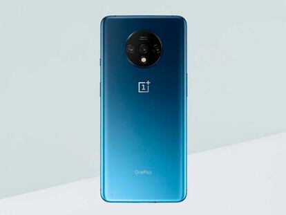 Oneplus con cámara triple en módulo circular.