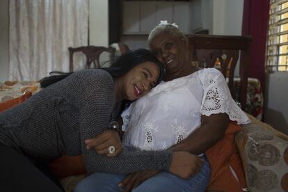 Franchesca y su abuela en la casa de esta en Santo Domingo. “La gente piensa que nosotras [las personas transexuales] somos marcianas”, ironiza. “Pero todos somos iguales. Algún día, todos nos convertiremos en polvo”.