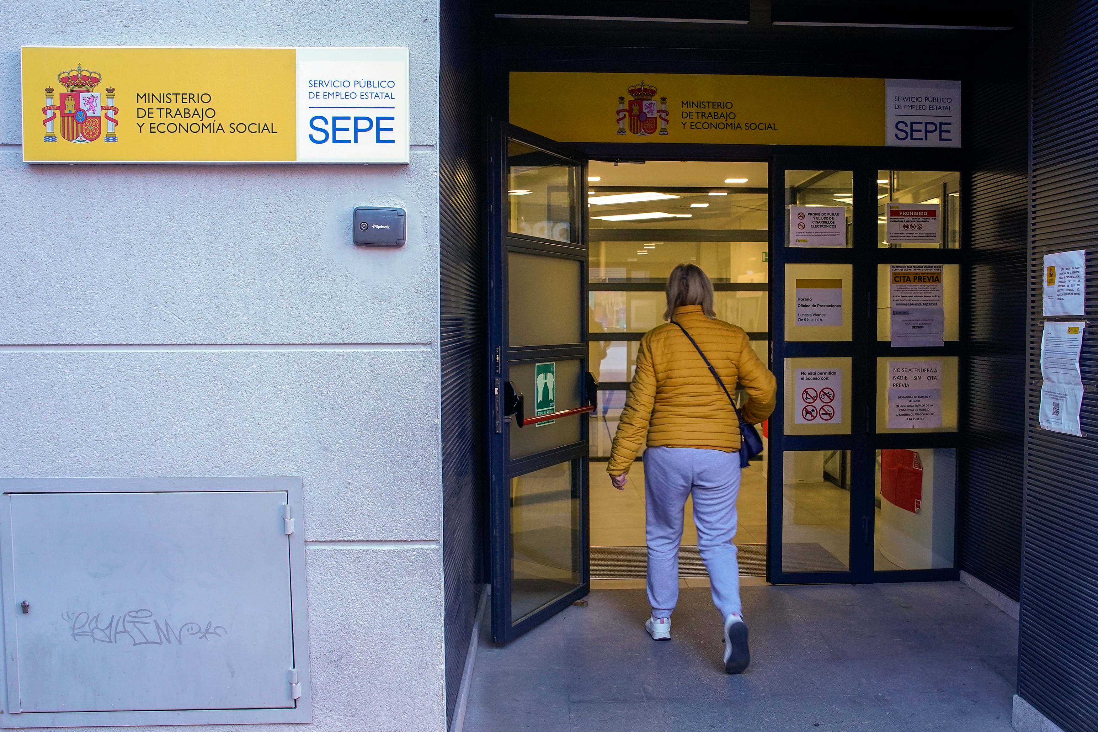 Una persona entra en una oficina del SEPE en Alcalá de Henares.