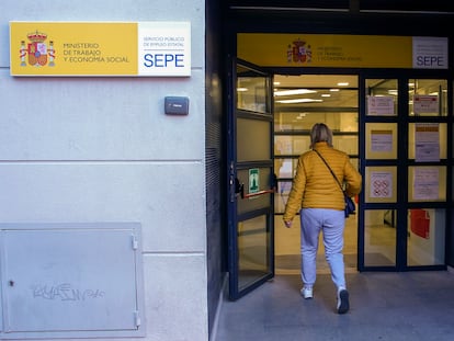 Una persona entra en una oficina del SEPE en Alcalá de Henares, en diciembre de 2023.