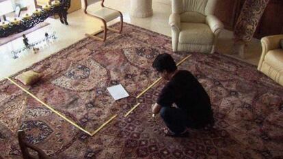 En un fotograma de &#039;Esto no es una pel&iacute;cula&#039;, Jafar Panahi delimita en el suelo de su vivienda la supuesta habitaci&oacute;n de la joven que iba a protagonizar su pr&oacute;ximo filme.