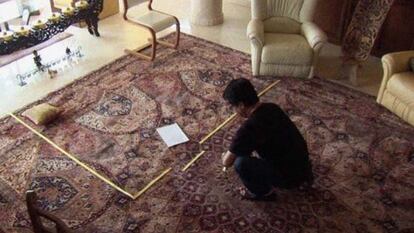 En un fotograma de 'Esto no es una película', Jafar Panahi delimita en el suelo de su vivienda la supuesta habitación de la joven que iba a protagonizar su próximo filme.