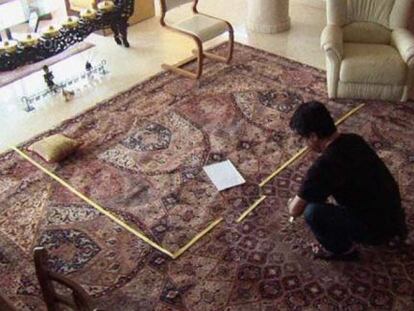 En un fotograma de &#039;Esto no es una pel&iacute;cula&#039;, Jafar Panahi delimita en el suelo de su vivienda la supuesta habitaci&oacute;n de la joven que iba a protagonizar su pr&oacute;ximo filme.