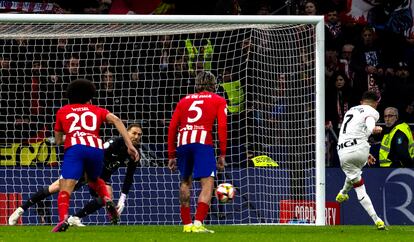 Berenguer marca de penalti el gol que daría al Athletic el triunfo.