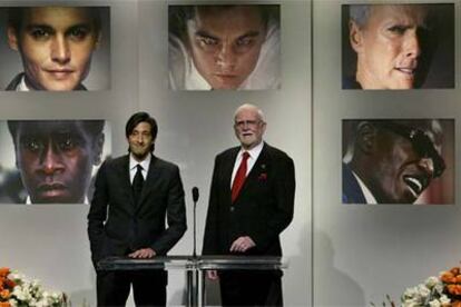 El actor Adrien Brody (a la izquierda) y el presidente de la Academia de Hollywood, Frank Pierson, durante el anuncio de las candidaturas a los Oscar.