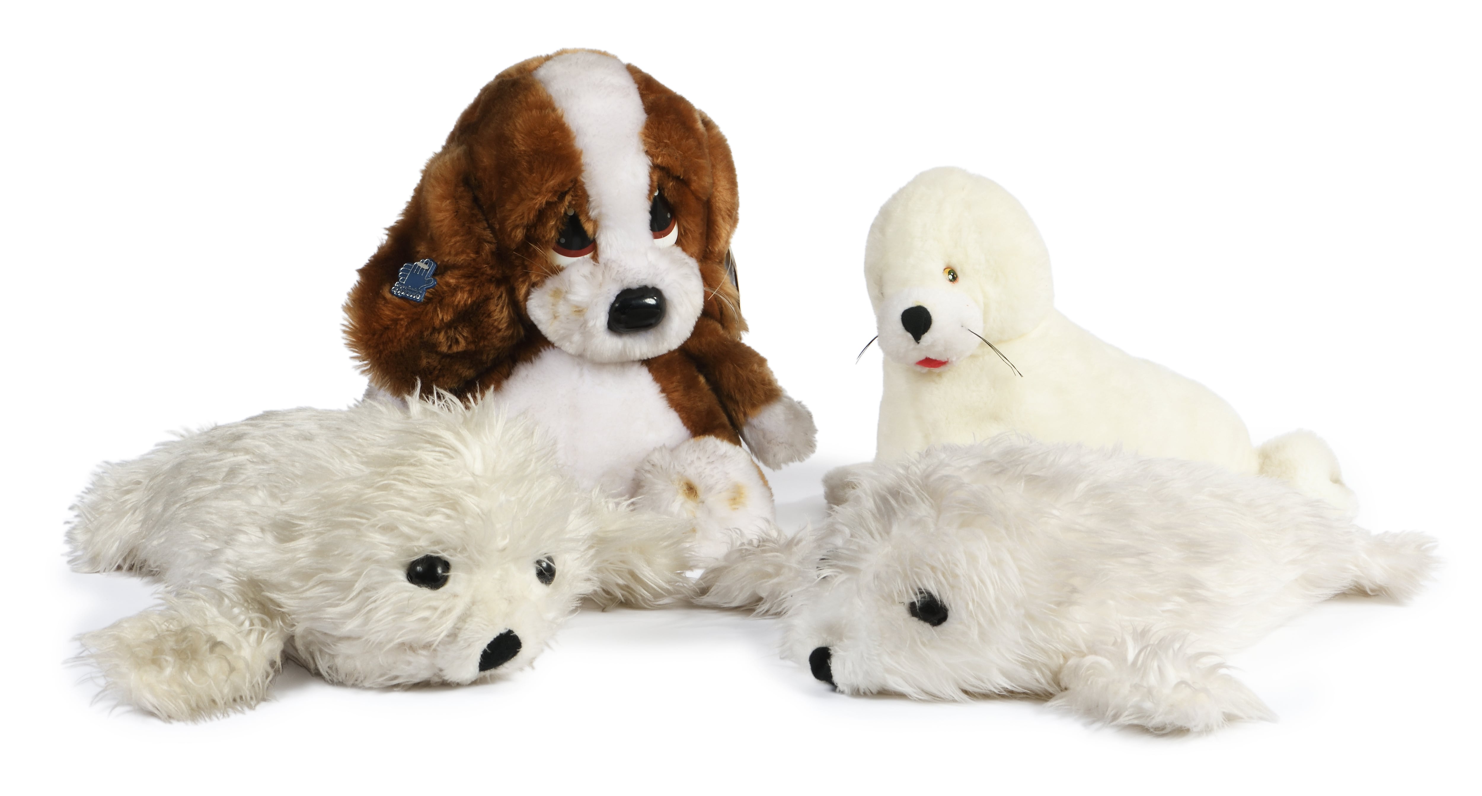 Los tres peluches de crías de foca que se vendieron por casi 2.200 euros en la subasta.