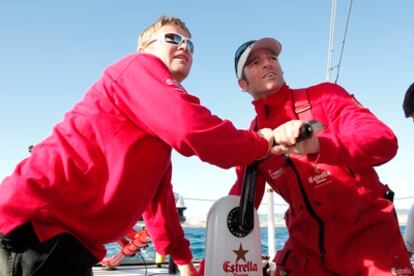 Los dos tripulantes del Estrella Damm, Alex Pella (izquierda) y Pepe Ribes, a bordo de la embarcación que lidera la Barcelona World Race.