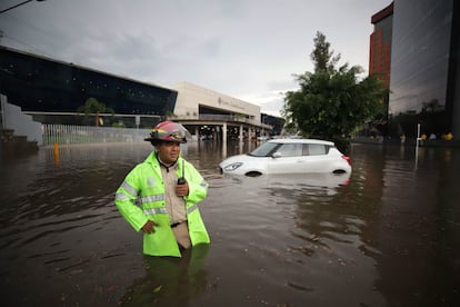 Bomberos de Guadalajara atendieron reportes de inundaciones en varias partes de la ciudad tras las intensas lluvias.