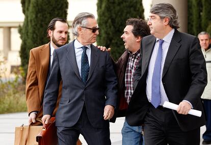 El expresidente de Caja Madrid sale de los juzgados cuando un afectado por las prefenrentes le llama la atención.