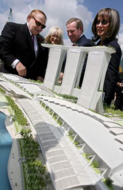 El presidente y accionista de Las Vegas Sands Corp, Sheldon Adelson, su esposa Miriam Adelson, el presidente de Las Vegas Sands, William Weidnerel, y su esposa Lynn Weidner contemplan una maquetadel nuevo casino Marina Bay Sands Casino