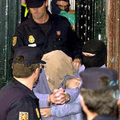 La policía detiene a Jagoba Terrones en la sede de Gestoras pro Amnistía en Bilbao.