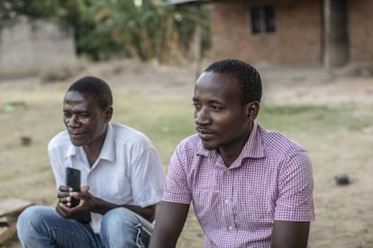 Green Mwanyongo y Kumbukani Mvula. “Cuando volvíamos del hospital después de la muerte de mi hermano, una multitud nos atacó. Coreaban ‘hoy vais a morir’, y nos arrastraron a un mango donde iban a quemarnos vivos utilizando gasolina”, recuerda Mvula. La policía apareció en el último momento y los salvó.