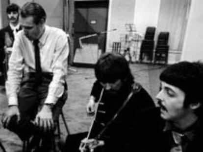 Los Beatles con su productor George Martin en los estudios Abbey Road