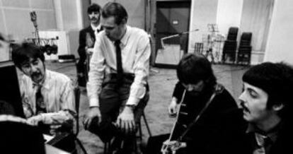 Los Beatles con su productor George Martin en los estudios Abbey Road