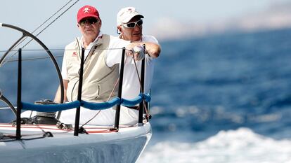 Juan Carlos I, rey emérito de España, a bordo de la embarcación 'Bribón', durante su participación en una regata de la Copa del Rey de Vela, en una imagen de archivo.