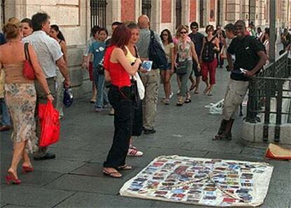 Venta de discos piratas en la Puerta del Sol, de Madrid.