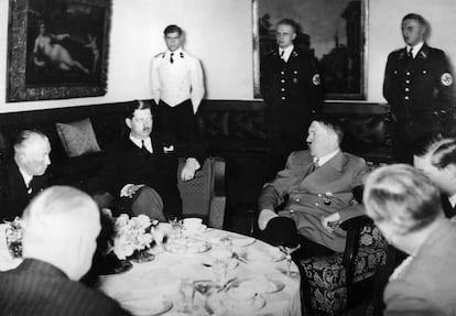 Adolf Hitler recibe al rey Carol II de Rumanía (en el centro) en su residencia de Obersalzberg (Alemania)