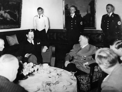 Adolf Hitler receives King Carol II of Romania (center) at his residence in Obersalzberg, Germany, in November 1938.