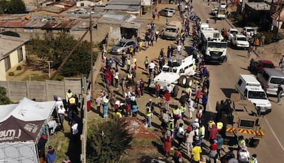 Miles de personas hacen cola para recibir alimentos en un barrio de Midrand, en Sudáfrica, el 2 de mayo.  