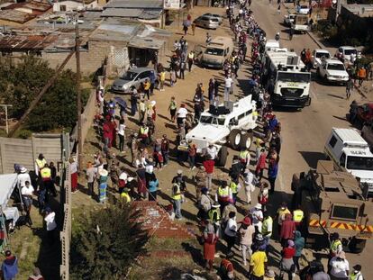 Miles de personas hacen cola para recibir alimentos en un barrio de Midrand, en Sudáfrica, el 2 de mayo.  