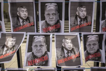Imágenes de la fiscal Consuelo Porras colocadas afuera de la sede del Ministerio Público, el 25 de agosto.