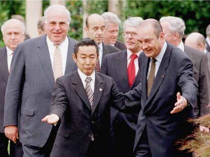 El primer ministro japonés, Ryutaro Hashimoto (izda) y el presidente francés, Jacques Chirac, se ceden el paso para posar en la foto de familia del Grupo de los Siete y Rusia , que se reunió en Lyon, el 29 de junio de 1996.