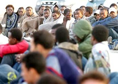 Inmigrantes interceptados ayer en Tarifa (Cádiz) esperaban a ser trasladados al centro de Isla de las Palomas.