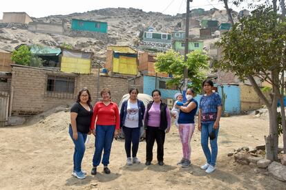 En el programa Palabra de mujer, las clientas se avalan unas a otras para financiarse. Asentamiento Alfa y Omega, en las afueras de Lima.  Foto: Javier Zapata