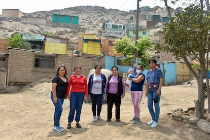 En el programa Palabra de mujer, las clientas se avalan unas a otras para financiarse. Asentamiento Alfa y Omega, en las afueras de Lima.  Foto: Javier Zapata