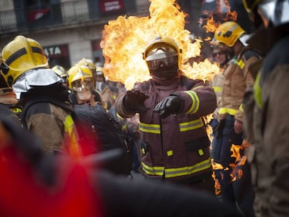 Manifestació de bombers a Barcelona.