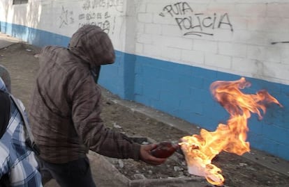 Un joven lanza un c&oacute;ctel molotov.
