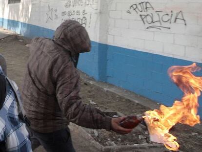 Un joven lanza un c&oacute;ctel molotov.