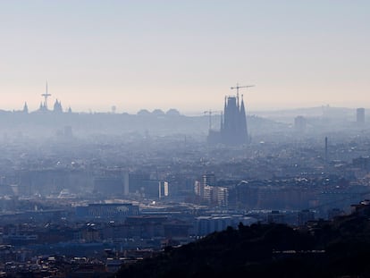 En las últimas dos semanas la Generalitat ha activado en varias ocasiones el plan preventivo por contaminación en el área metropolitana de Barcelona. En la imagen, la ciudad de Barcelona el 19 de diciembre.