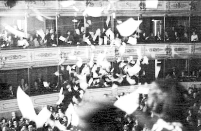“En marzo del 74 yo estaba en el palco del Teatro Solís y no sabía qué iba a pasar, cuando de pronto siento como un aleteo, pensé que habían entrado palomas. Entonces saqué la foto de la gran volanteada contra la dictadura”, recuerda Aurelio González.